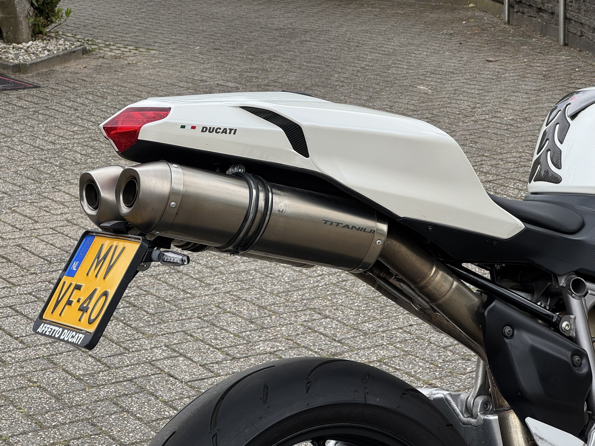 DUCATI 848