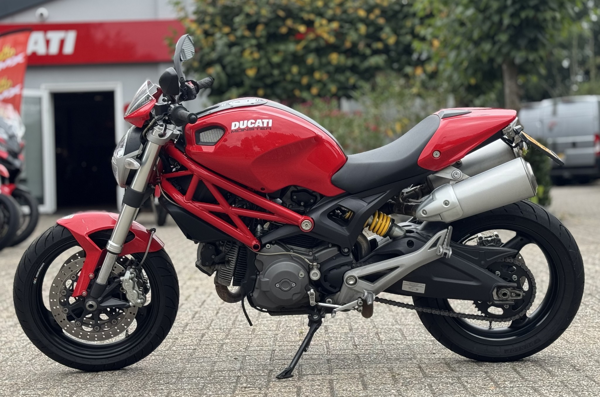 DUCATI M696