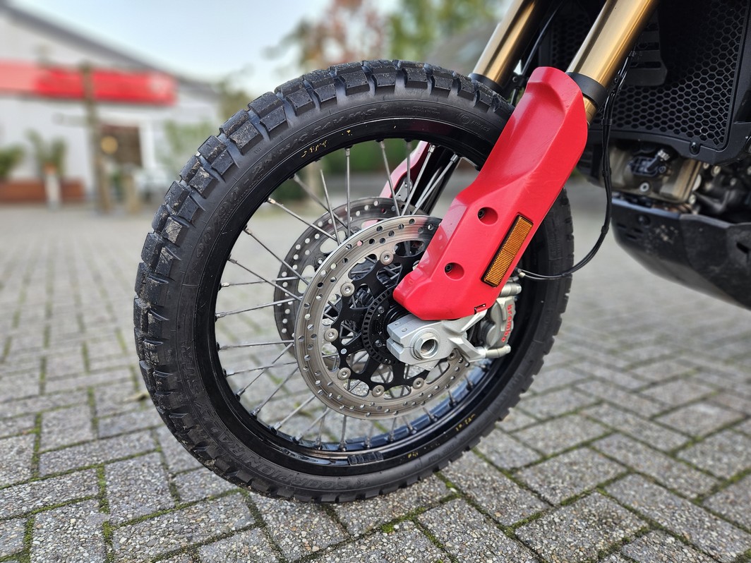 DUCATI Desert X Rally - Iron Giant Li