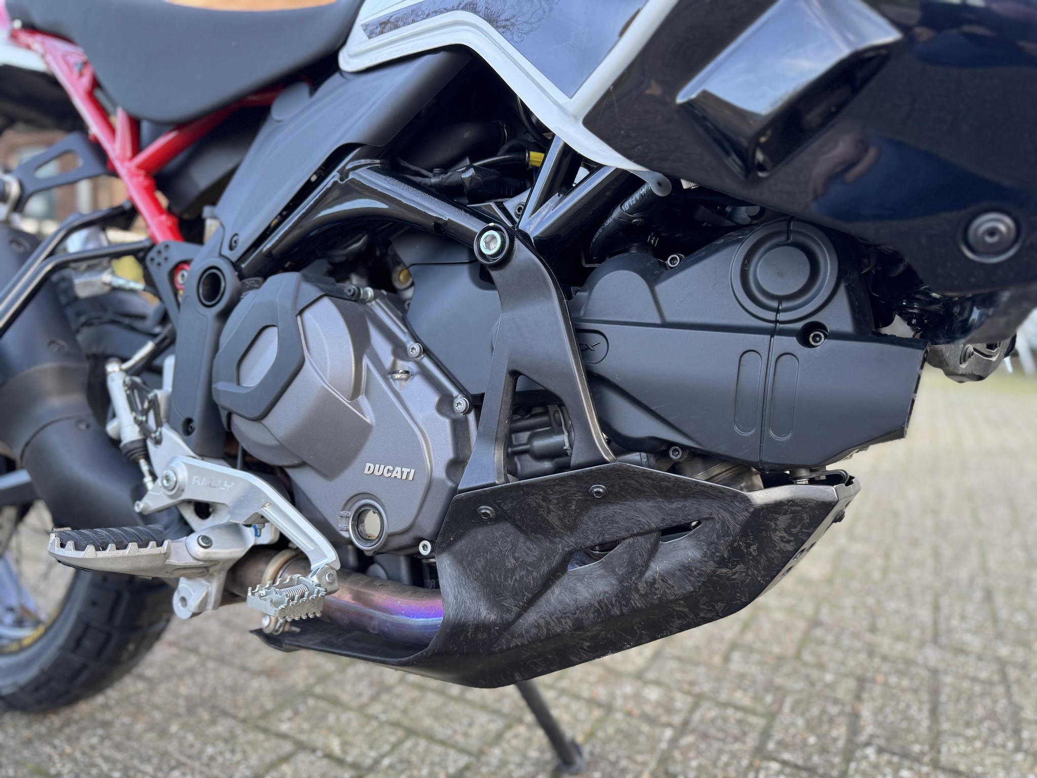 DUCATI Desert X Rally - Iron Giant Li