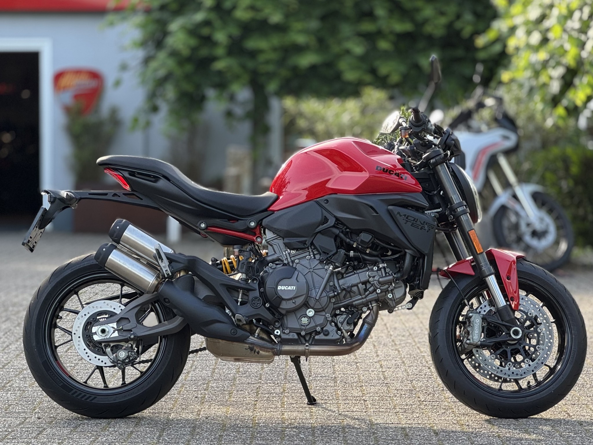 DUCATI Monster V2 - Red