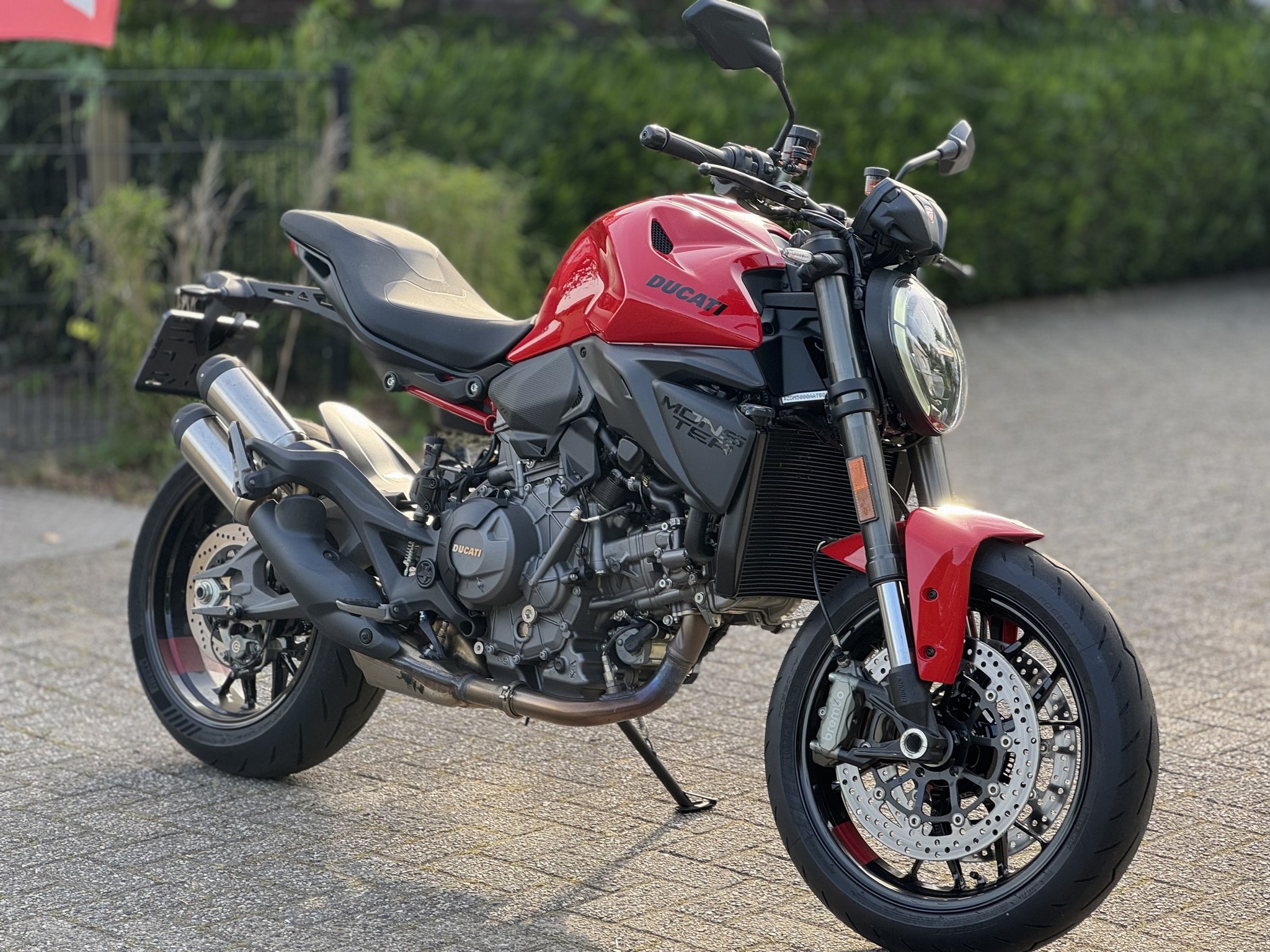 DUCATI Monster V2 - Red