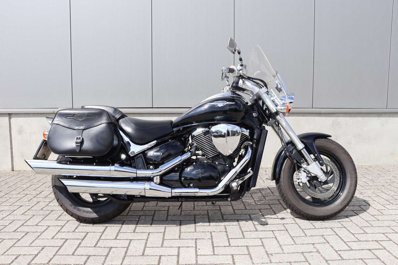 SUZUKI - M800