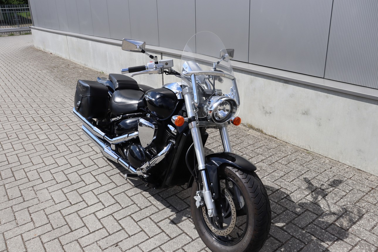 SUZUKI - M800