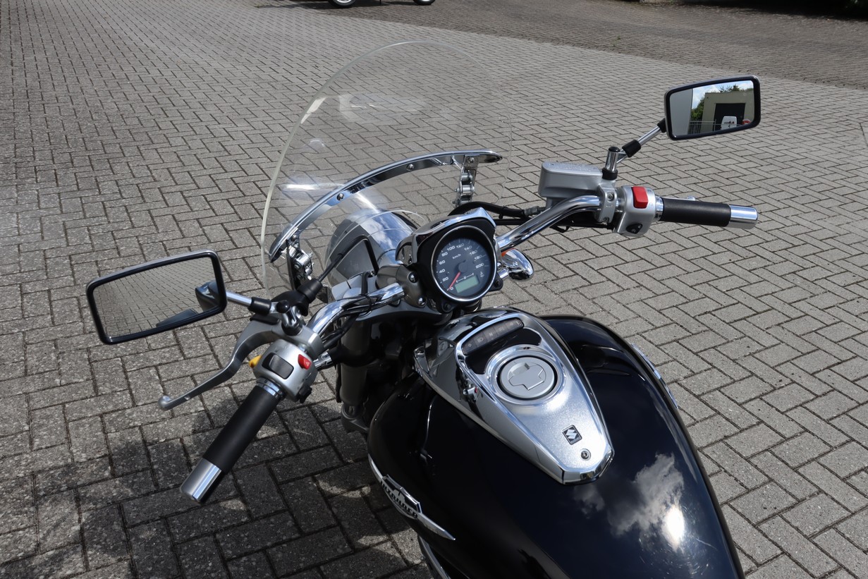 SUZUKI - M800