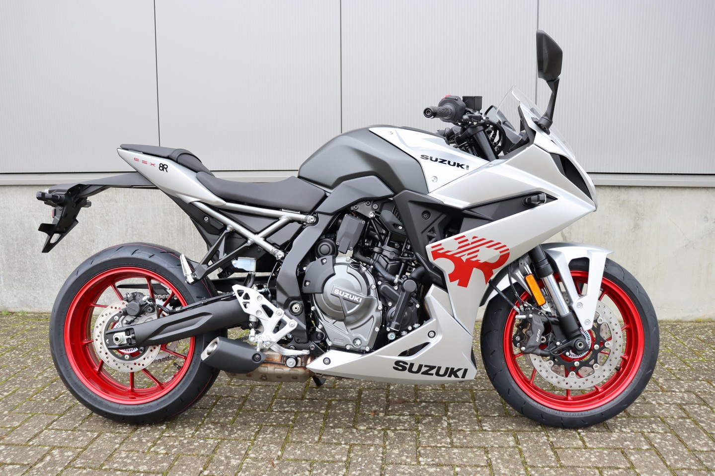 SUZUKI GSX-8R