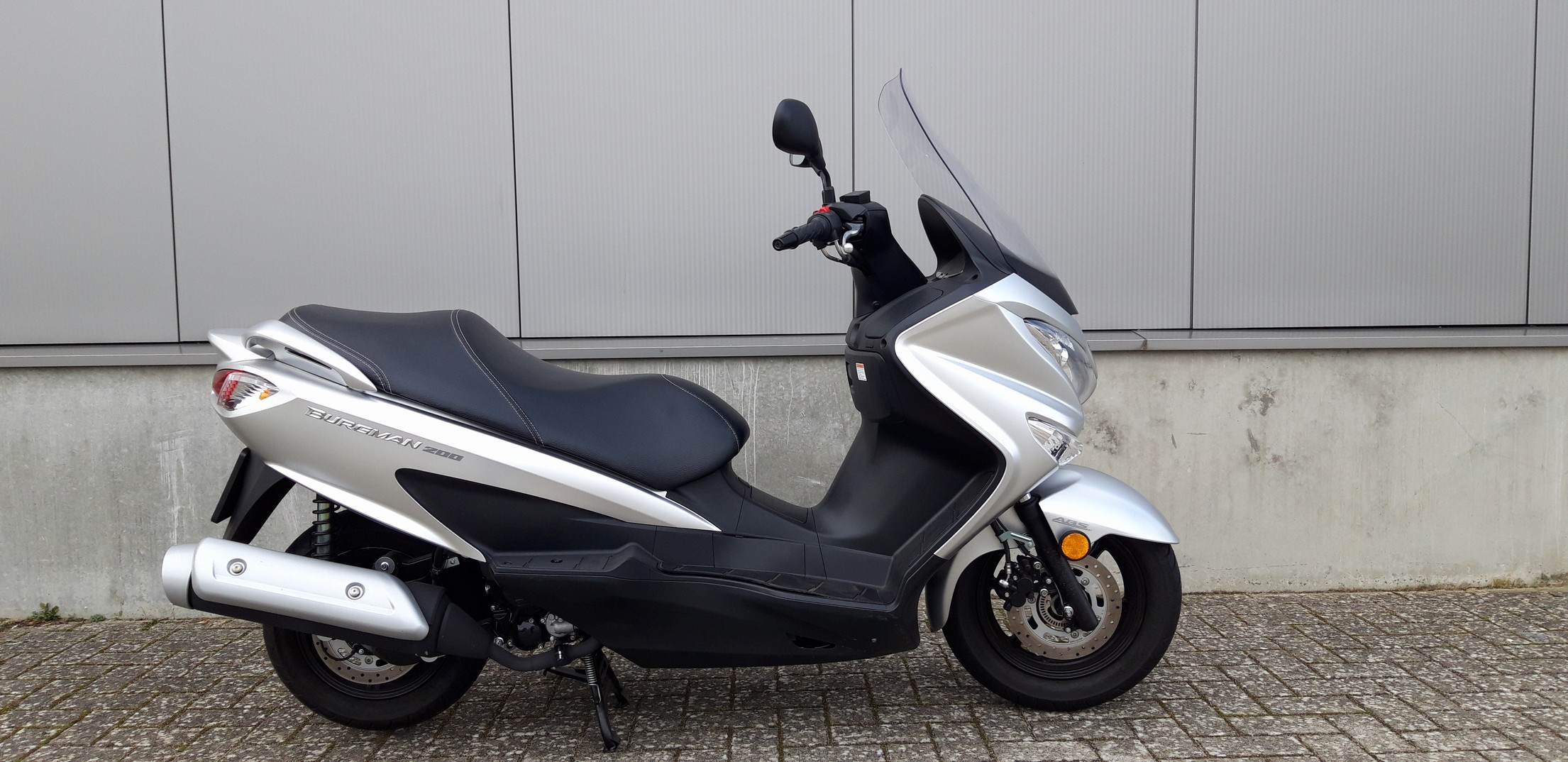 SUZUKI UH200A