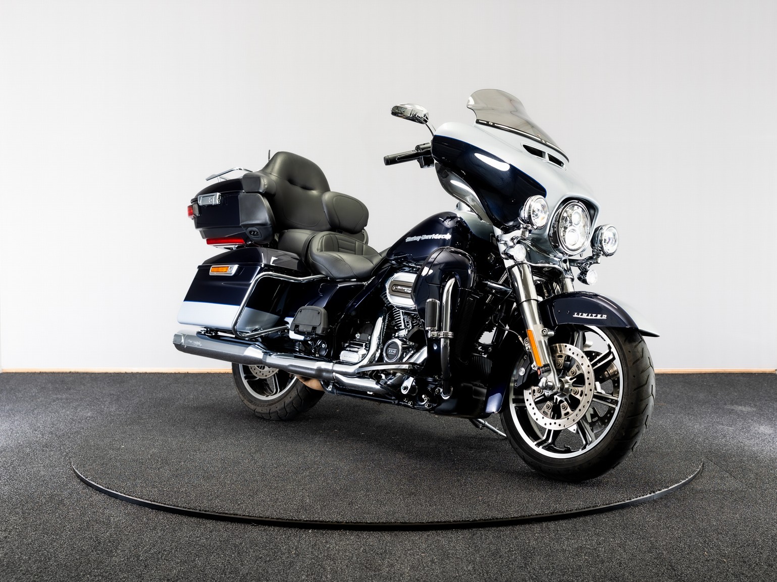 HARLEY-DAVIDSON FLHTK Ultra Limited Two-Tone