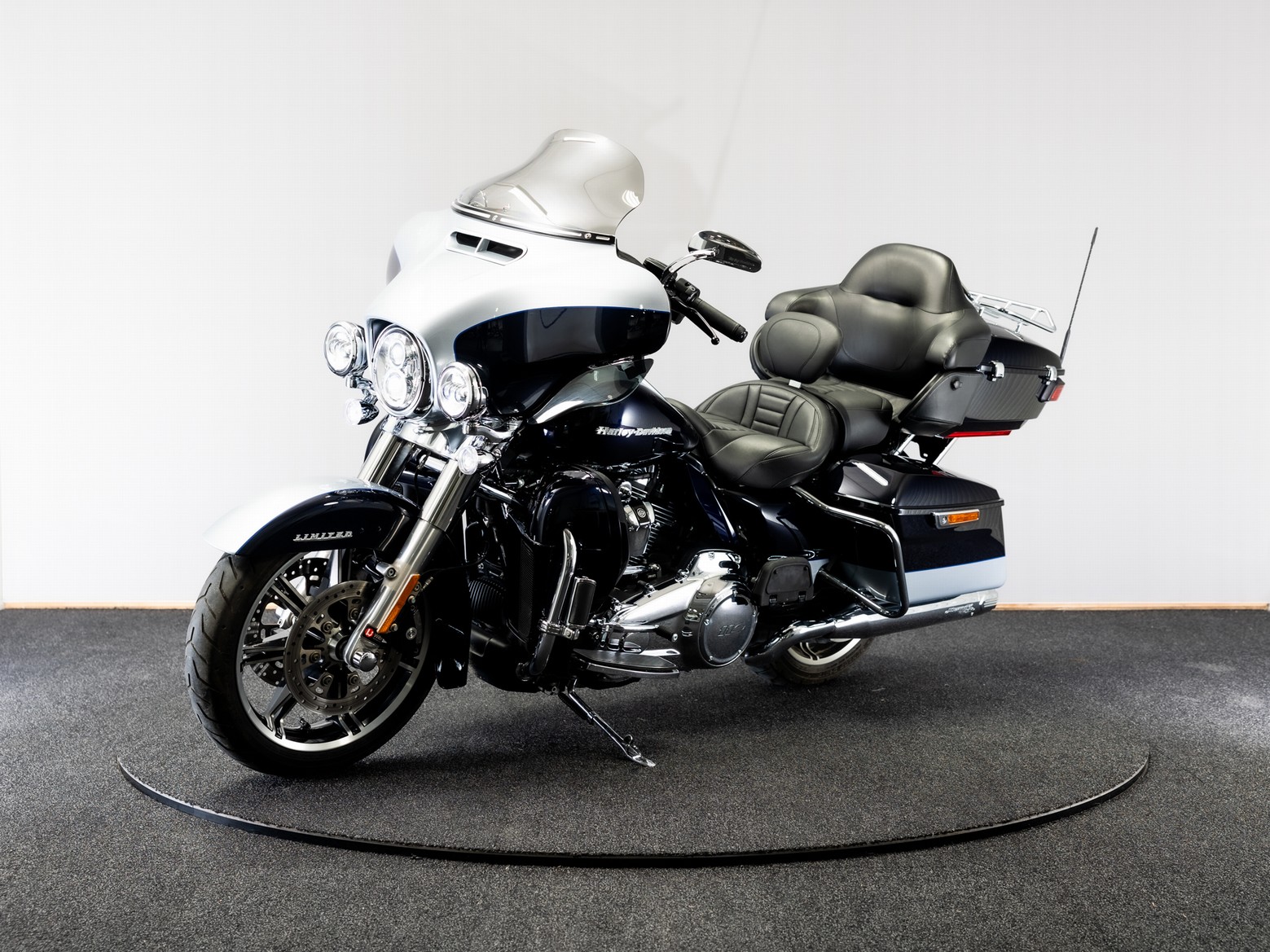 HARLEY-DAVIDSON FLHTK Ultra Limited Two-Tone