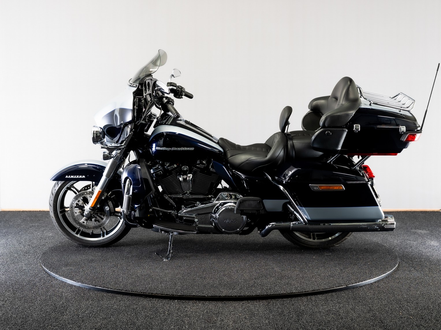 HARLEY-DAVIDSON FLHTK Ultra Limited Two-Tone