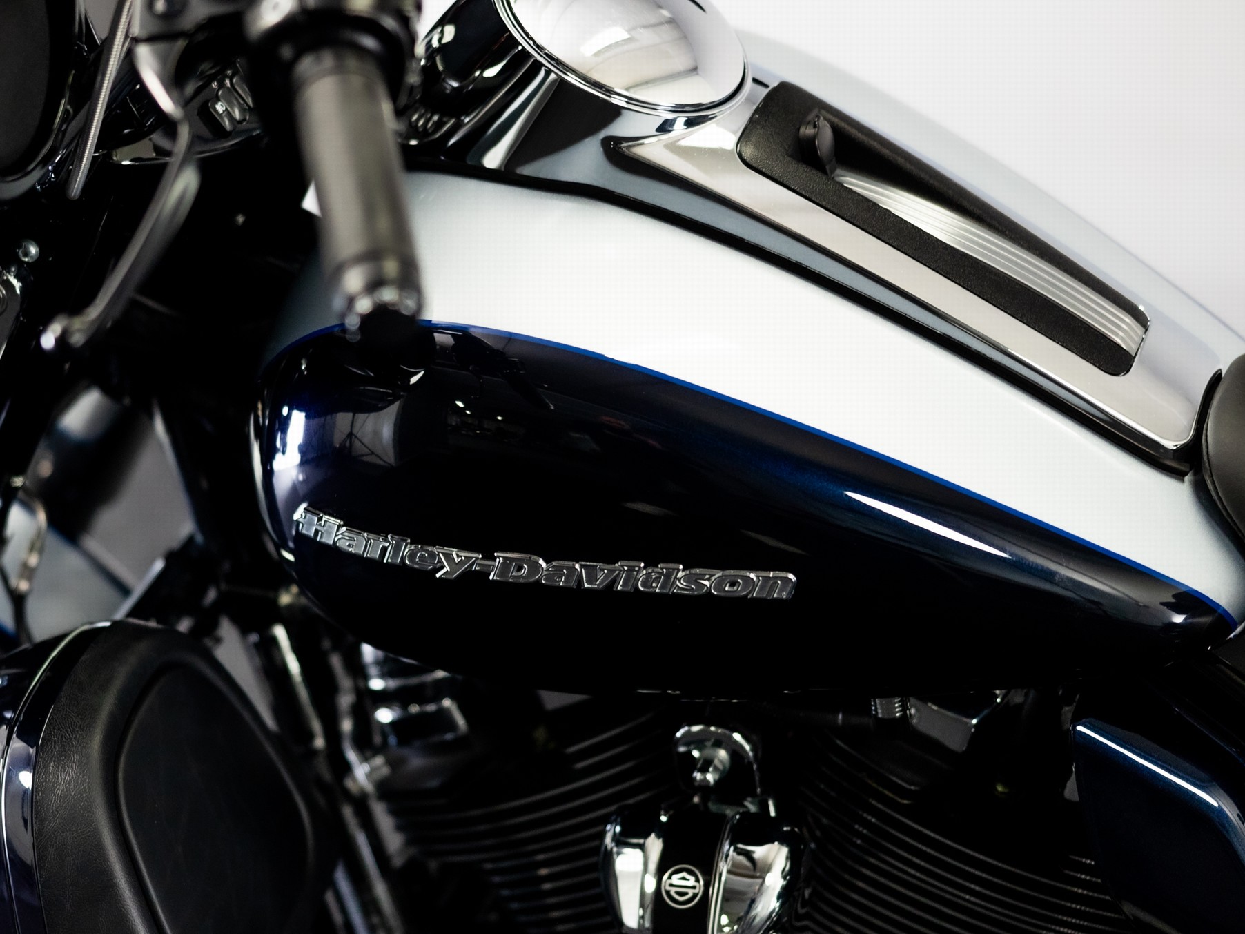 HARLEY-DAVIDSON FLHTK Ultra Limited Two-Tone