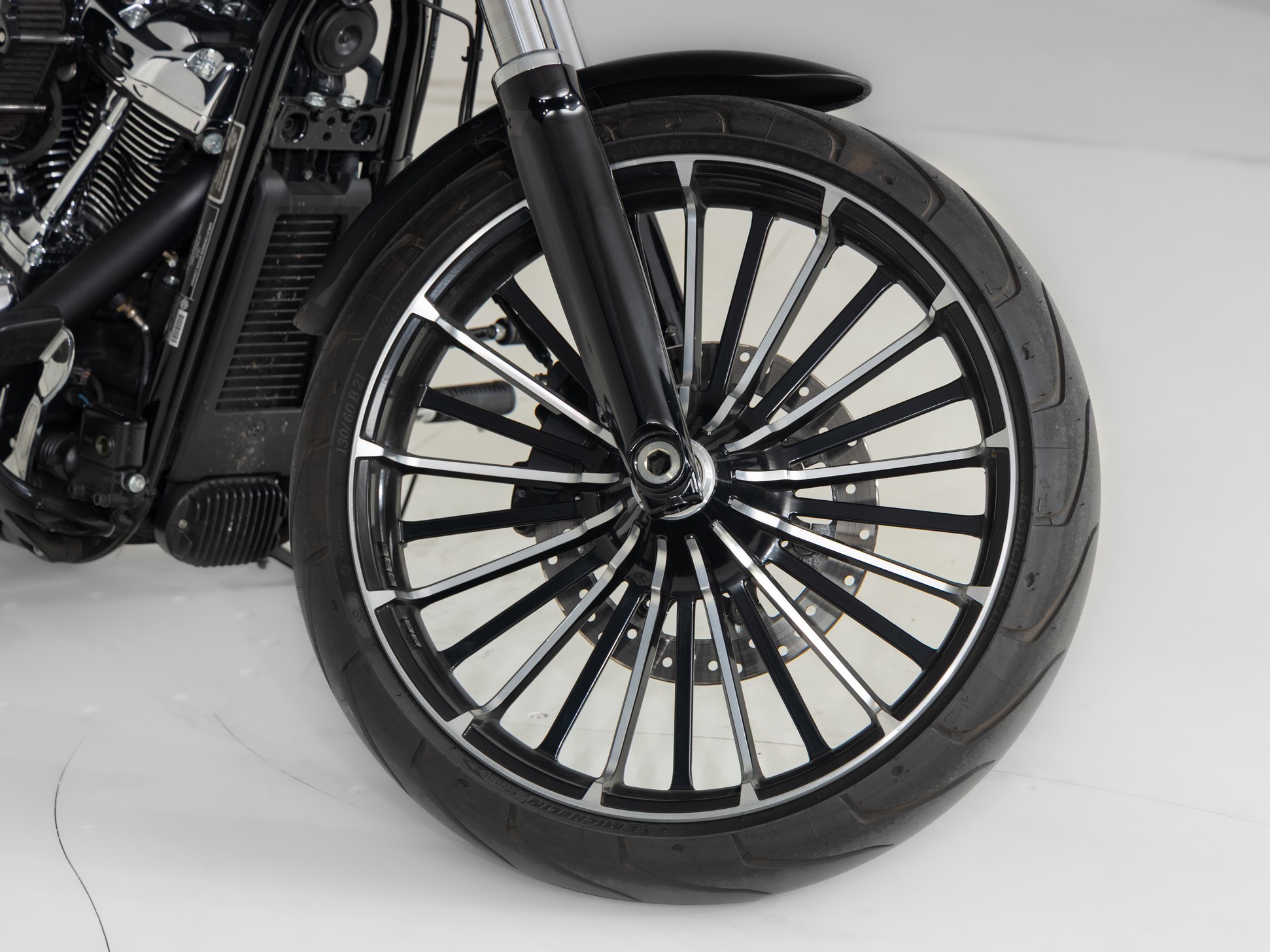 HARLEY-DAVIDSON FXBR Breakout Softail Solid Co