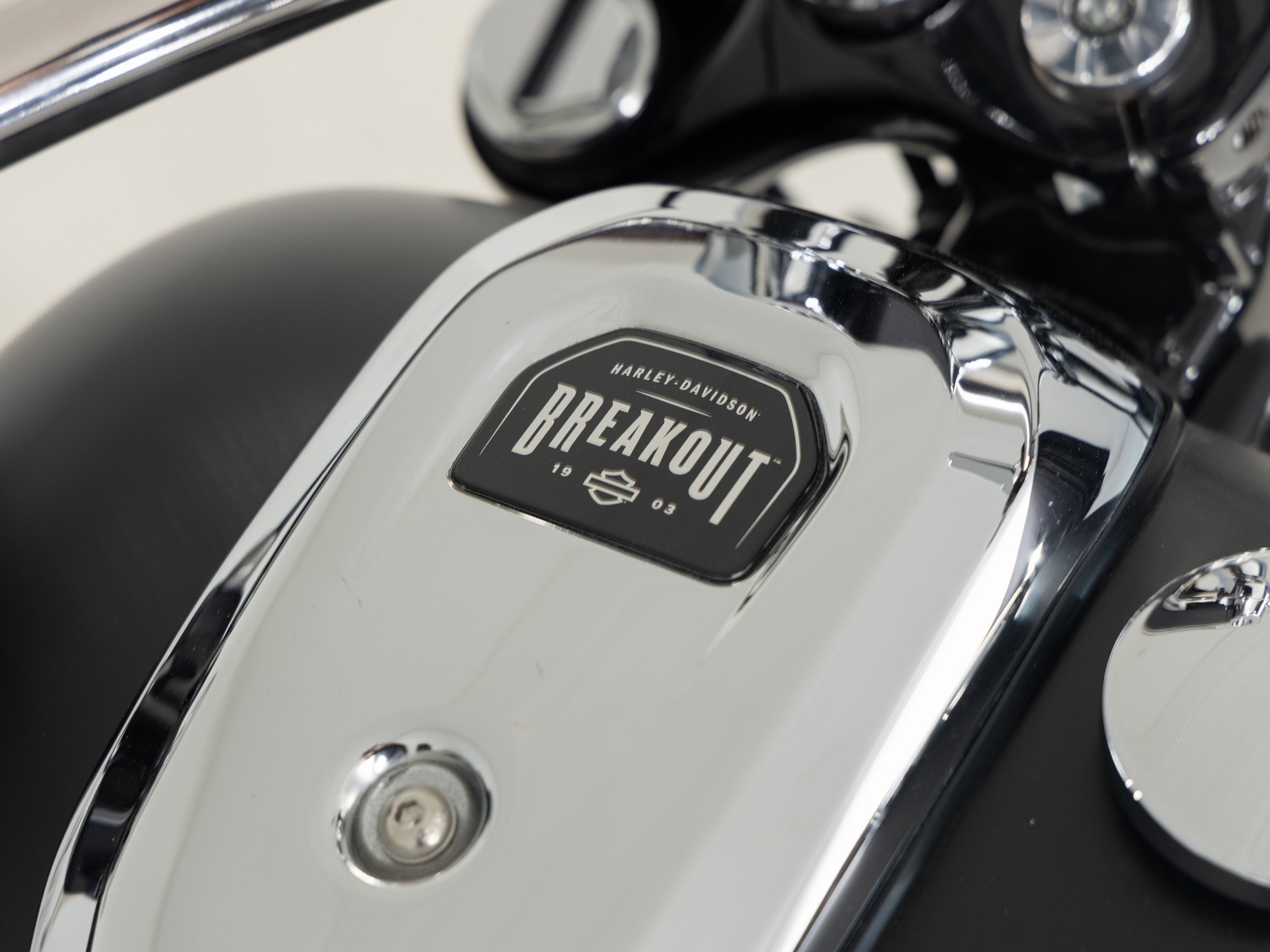HARLEY-DAVIDSON FXBR Breakout Softail Solid Co