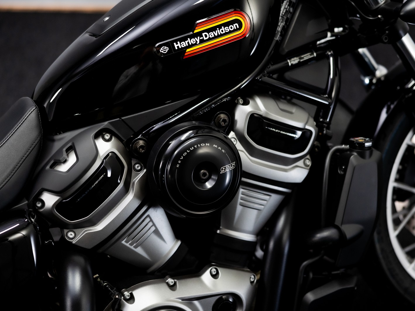 HARLEY-DAVIDSON RH975 Vivid Black