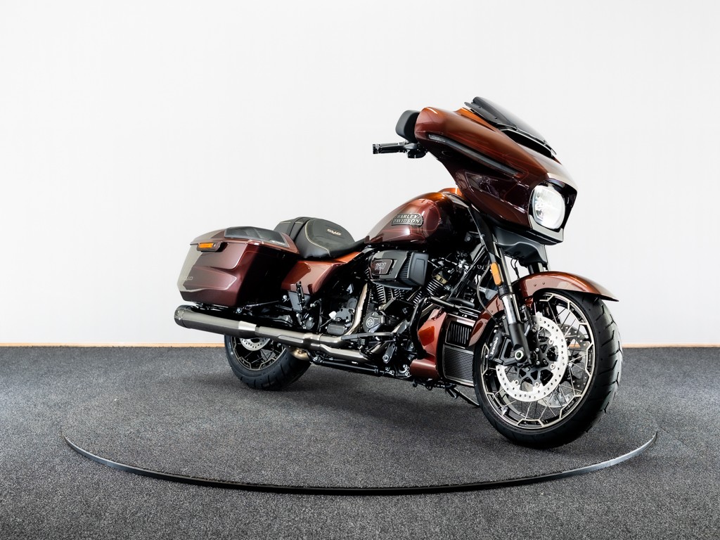 HARLEY-DAVIDSON FLHXSE CVO Street Glide Solid