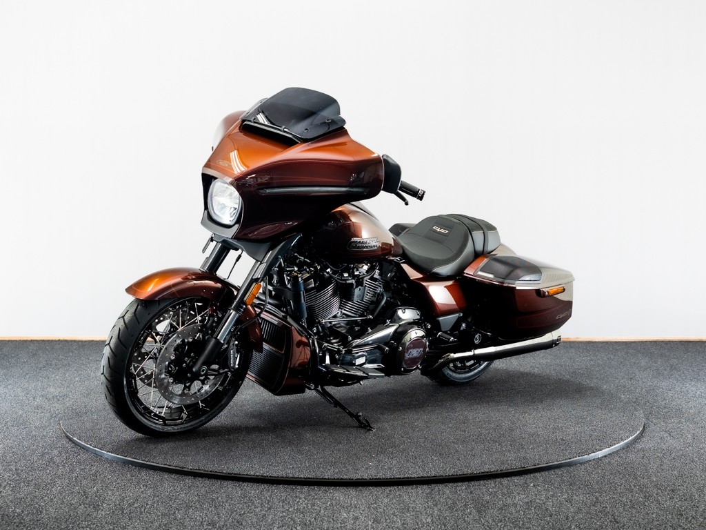 HARLEY-DAVIDSON FLHXSE CVO Street Glide Solid