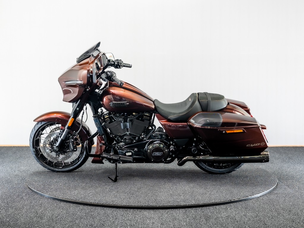 HARLEY-DAVIDSON FLHXSE CVO Street Glide Solid