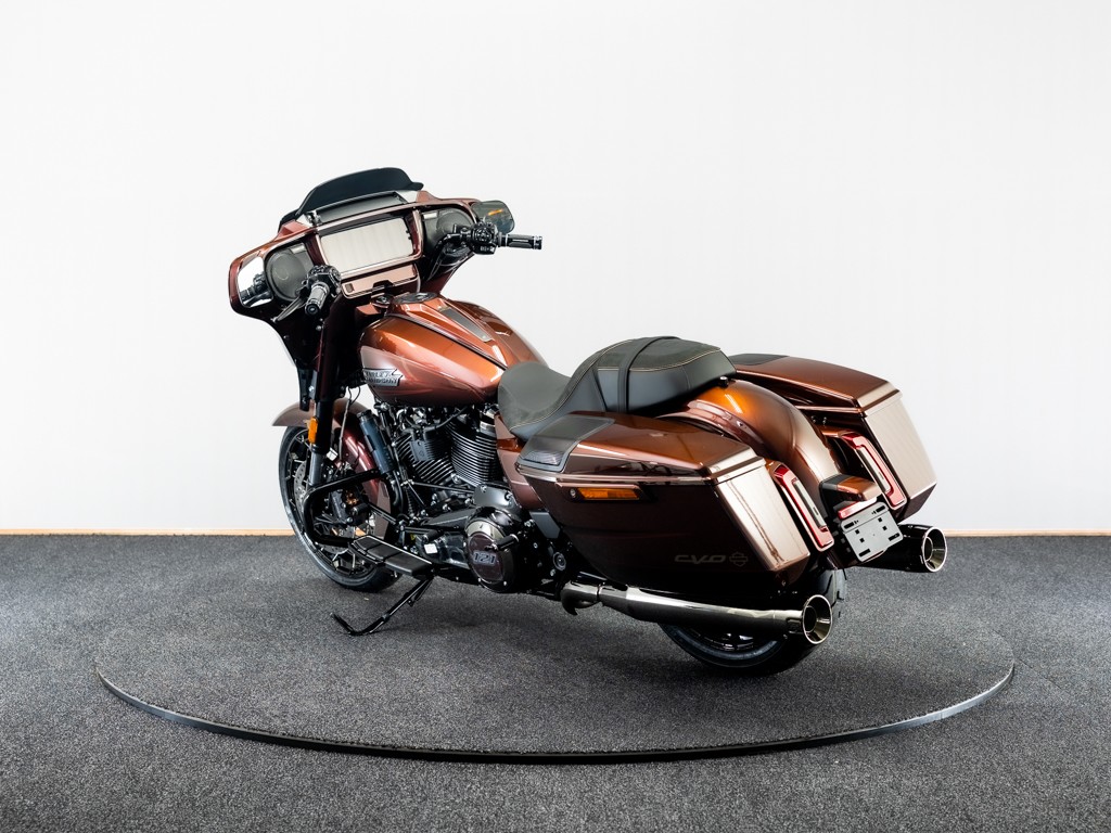 HARLEY-DAVIDSON FLHXSE CVO Street Glide Solid