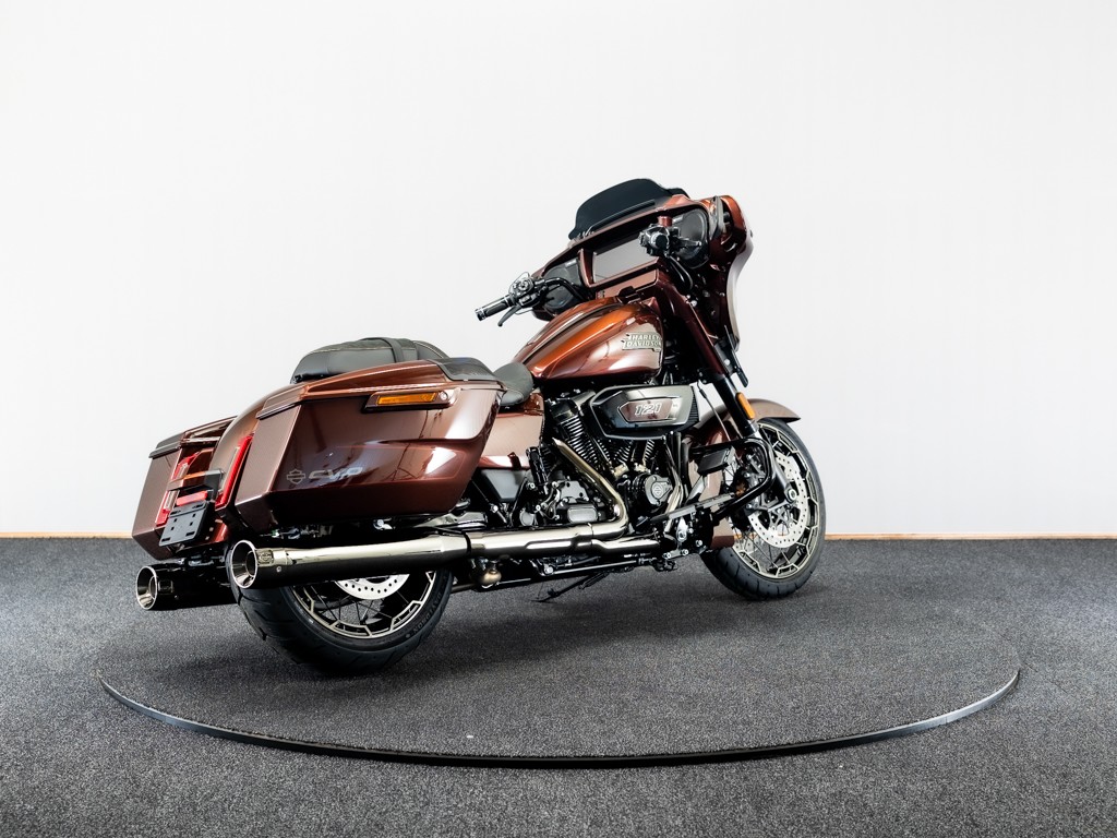 HARLEY-DAVIDSON FLHXSE CVO Street Glide Solid