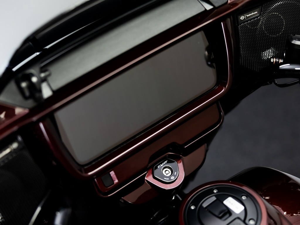 HARLEY-DAVIDSON FLHXSE CVO Street Glide Solid