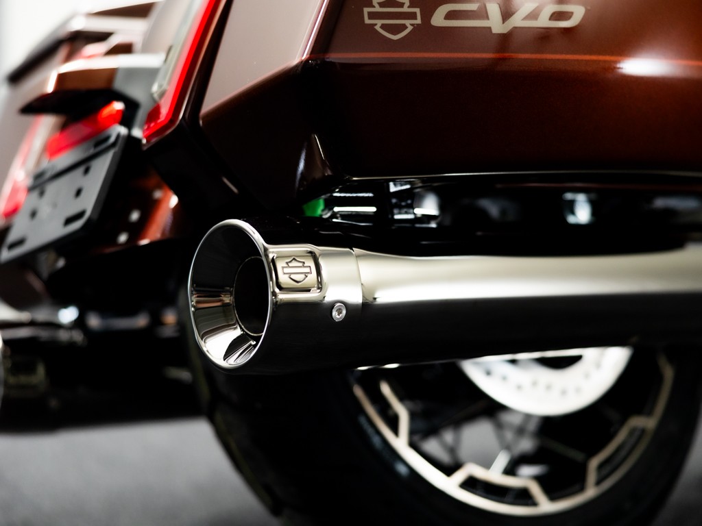 HARLEY-DAVIDSON FLHXSE CVO Street Glide Solid