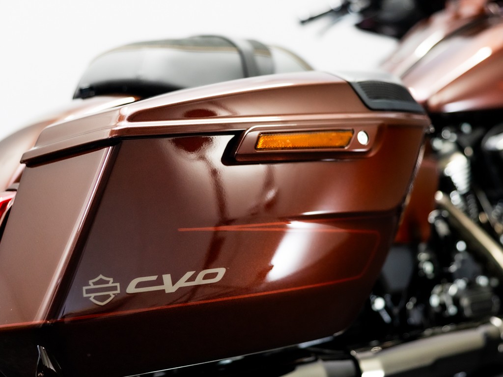 HARLEY-DAVIDSON FLHXSE CVO Street Glide Solid