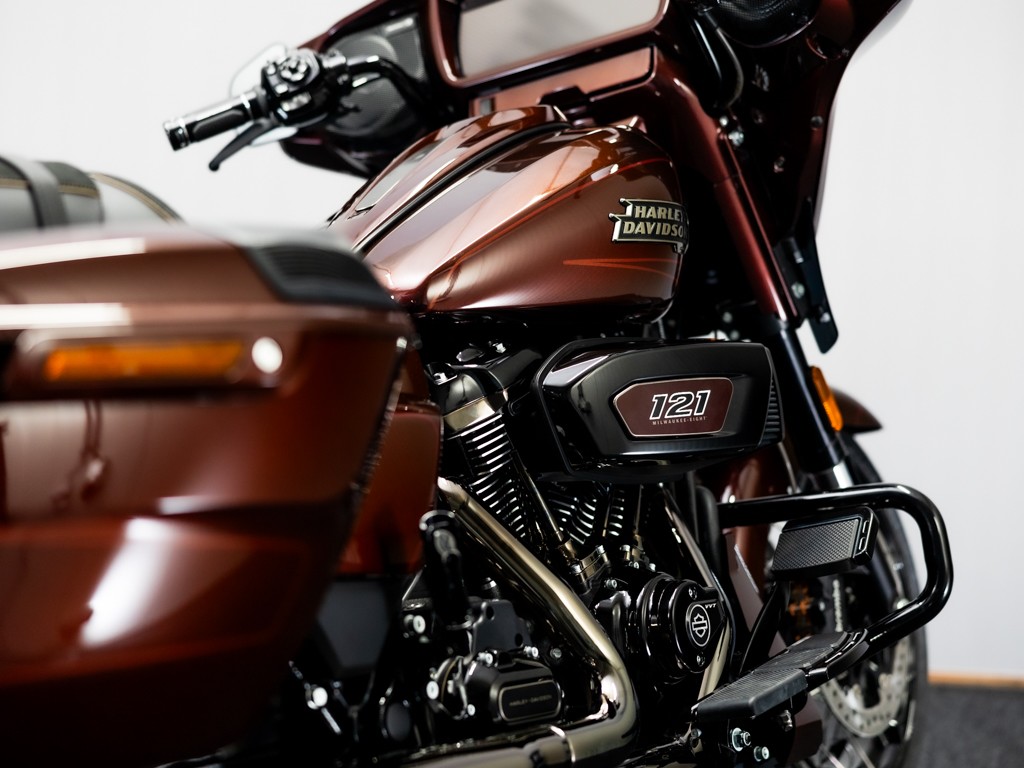 HARLEY-DAVIDSON FLHXSE CVO Street Glide Solid