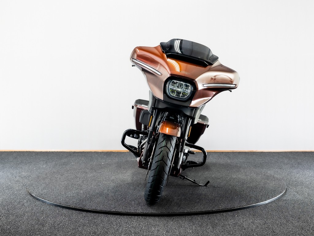HARLEY-DAVIDSON FLHXSE CVO Street Glide Solid