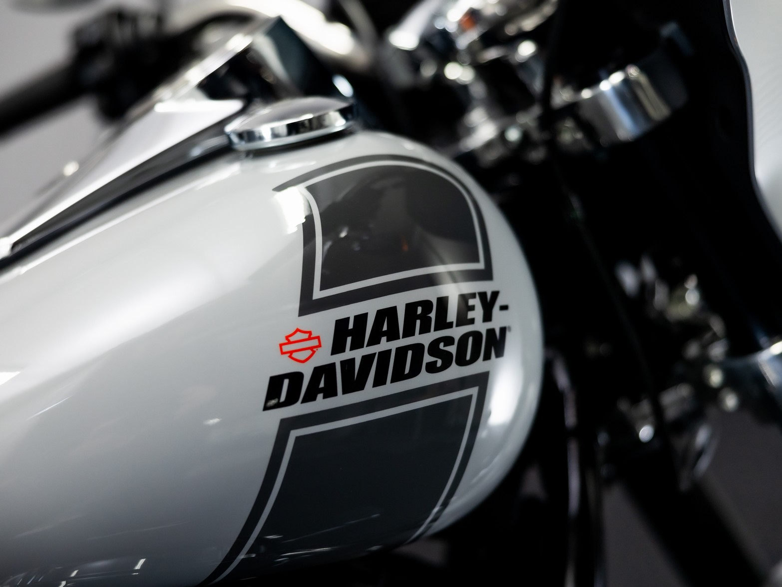HARLEY-DAVIDSON FLSB Sport Glide Solid Colour