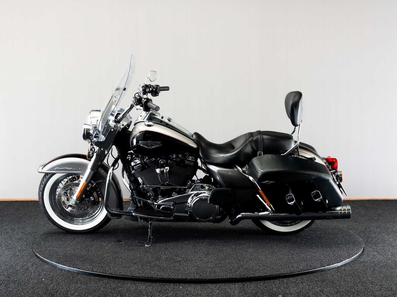 HARLEY-DAVIDSON FLHRC Road King Classic