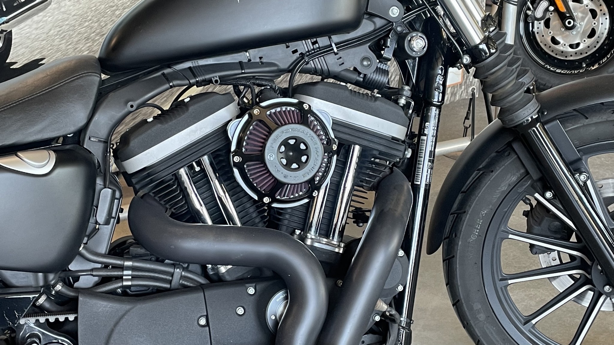 HARLEY-DAVIDSON 883 Iron