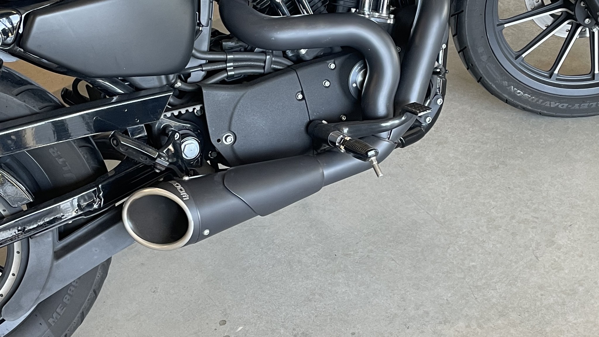 HARLEY-DAVIDSON 883 Iron