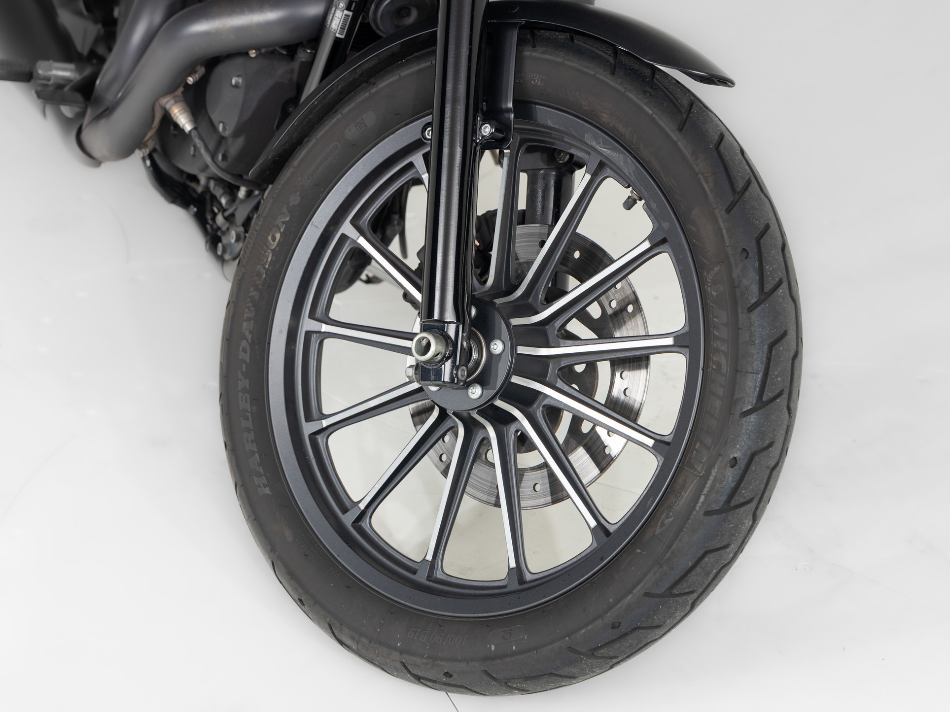 HARLEY-DAVIDSON 883 Iron