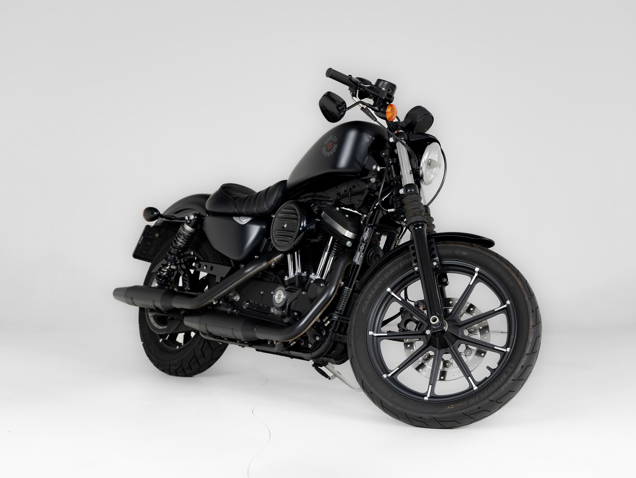 HARLEY-DAVIDSON IRON 883