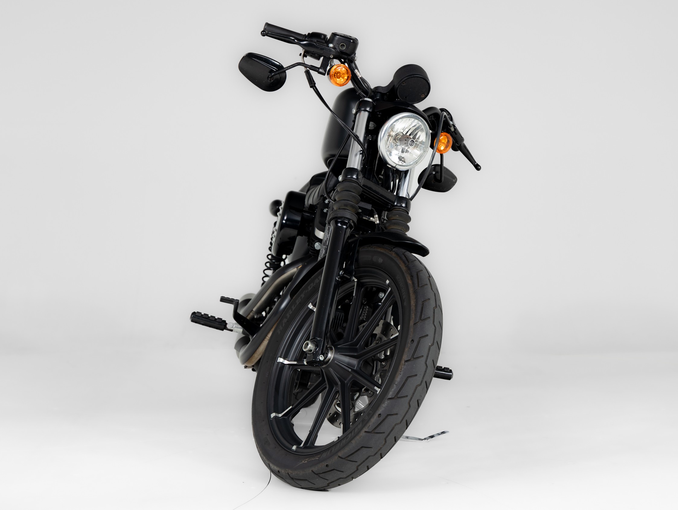 HARLEY-DAVIDSON IRON 883
