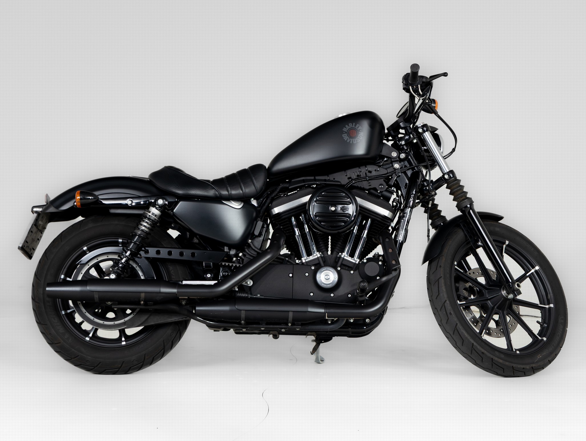 HARLEY-DAVIDSON IRON 883