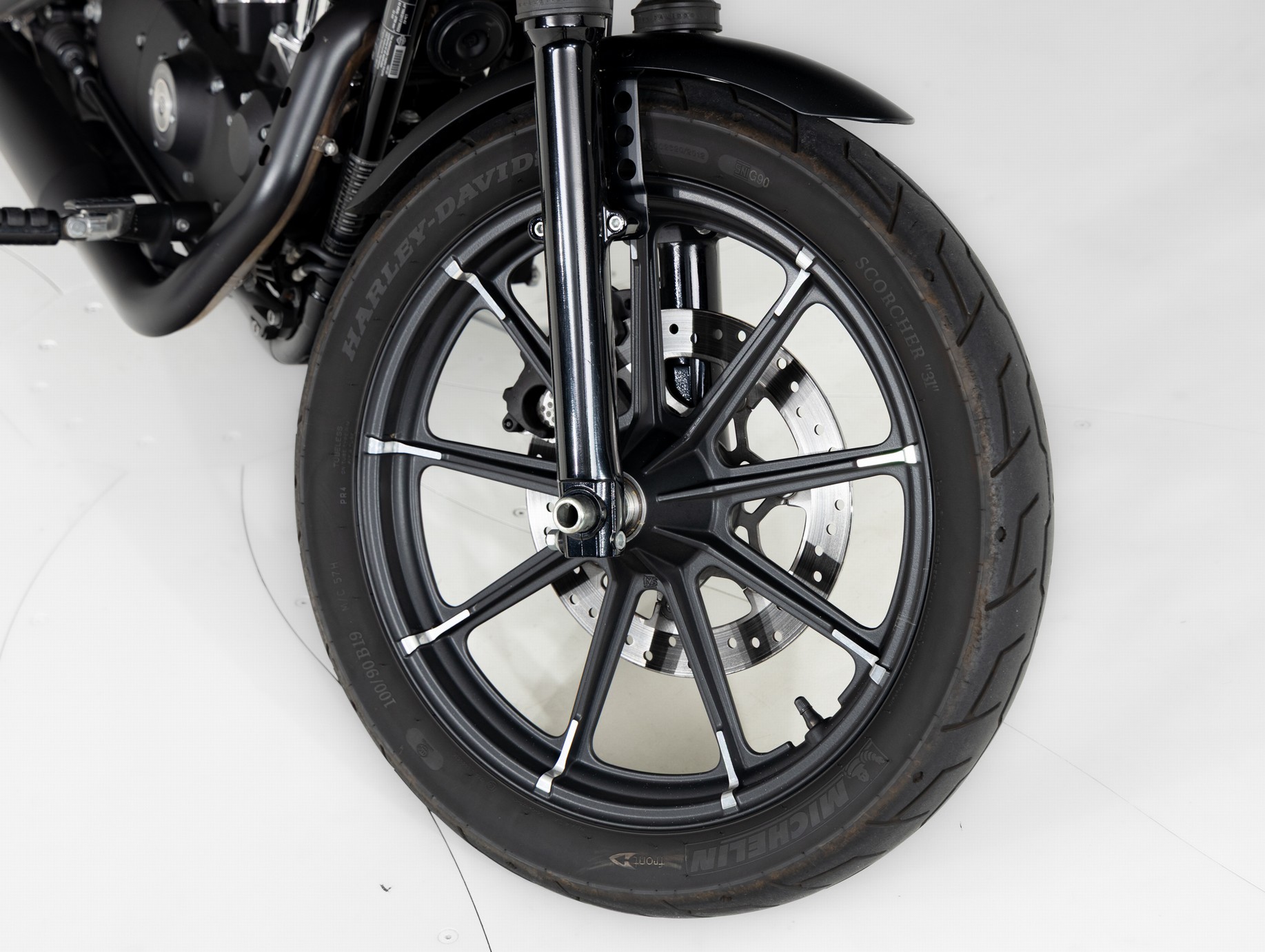 HARLEY-DAVIDSON IRON 883