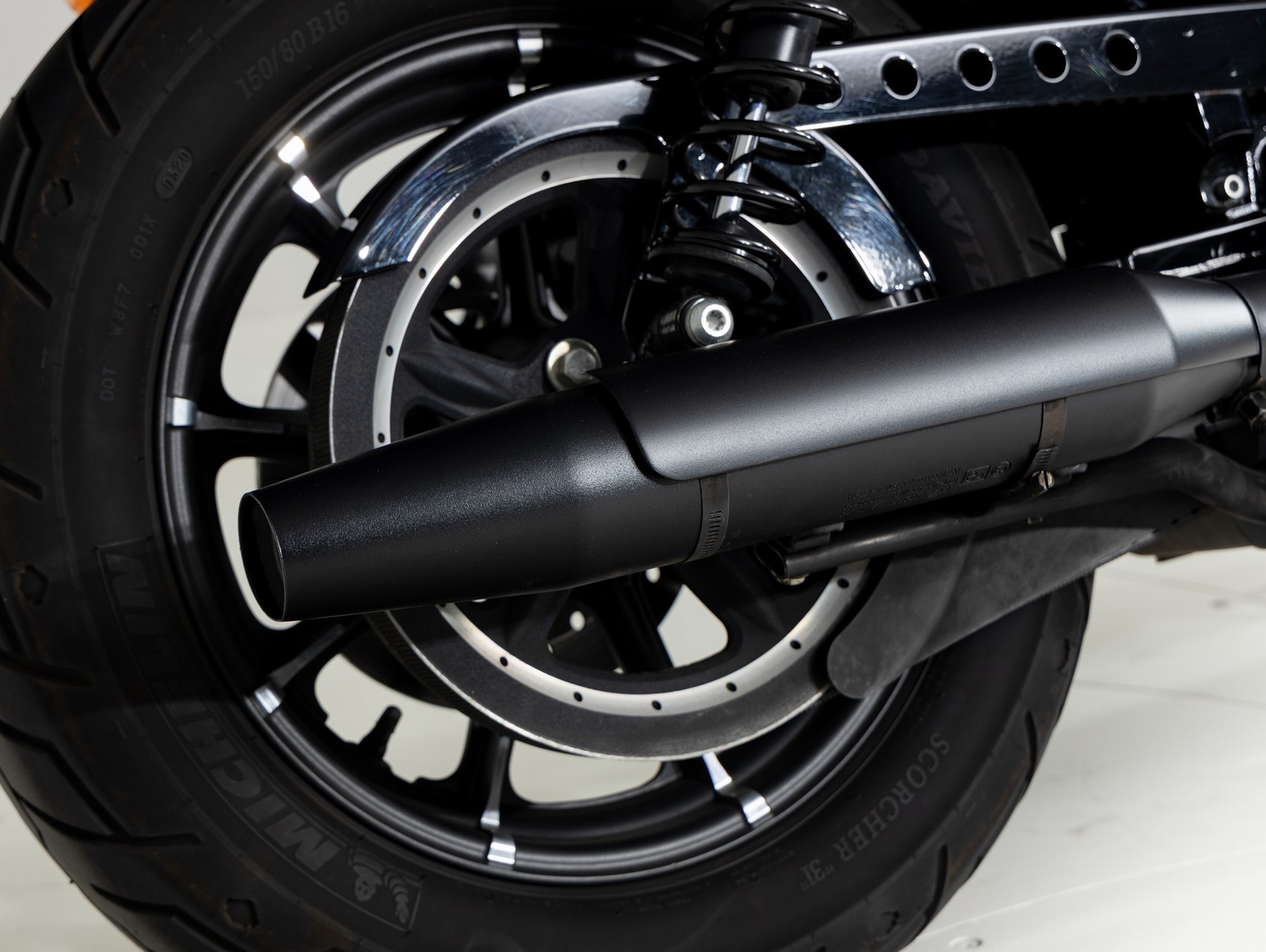HARLEY-DAVIDSON IRON 883