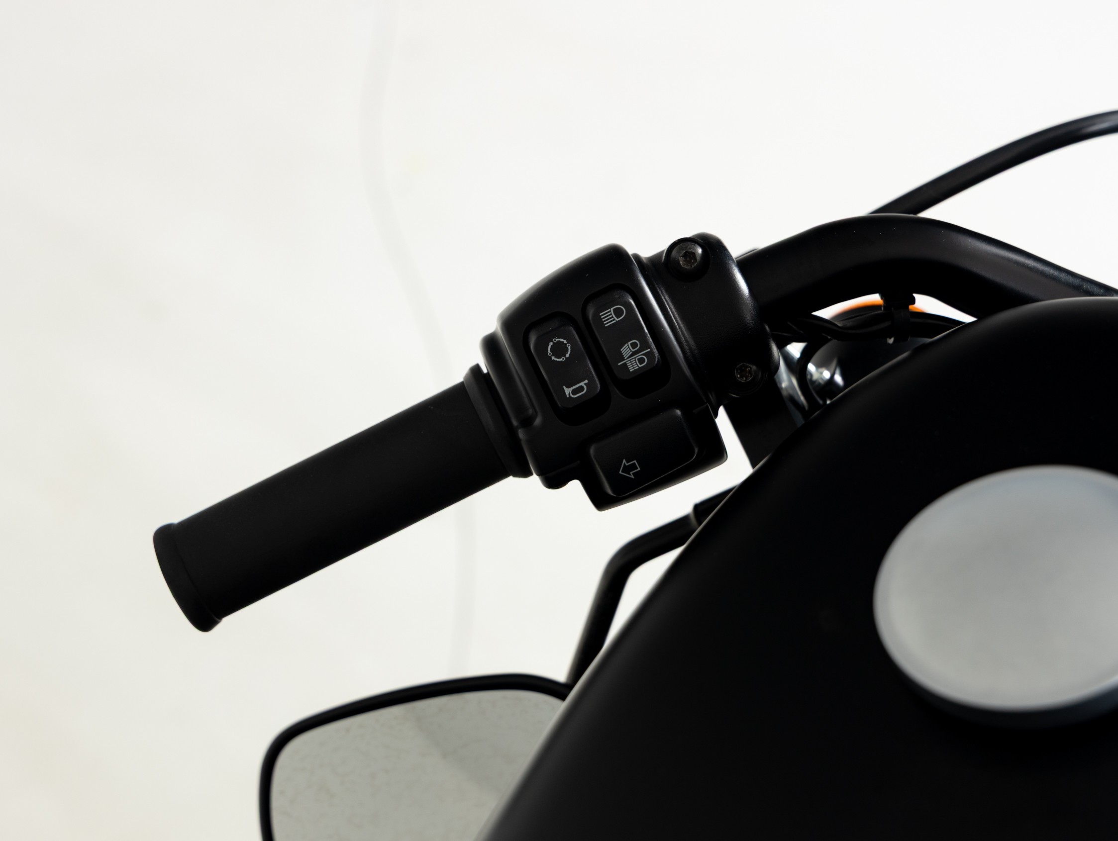 HARLEY-DAVIDSON IRON 883