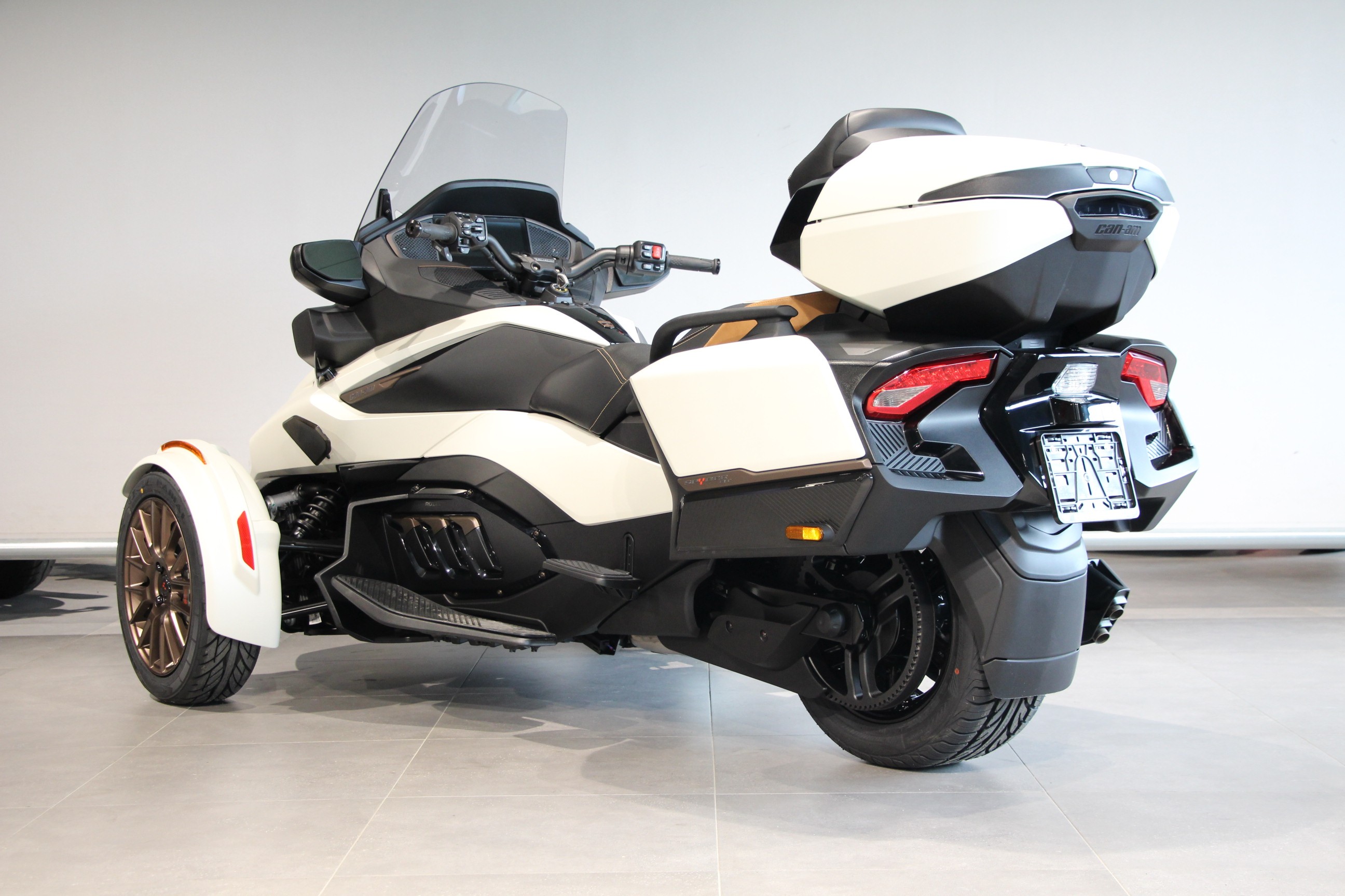 CAN-AM - SPYDER RT LIMITED SEA TO SKY