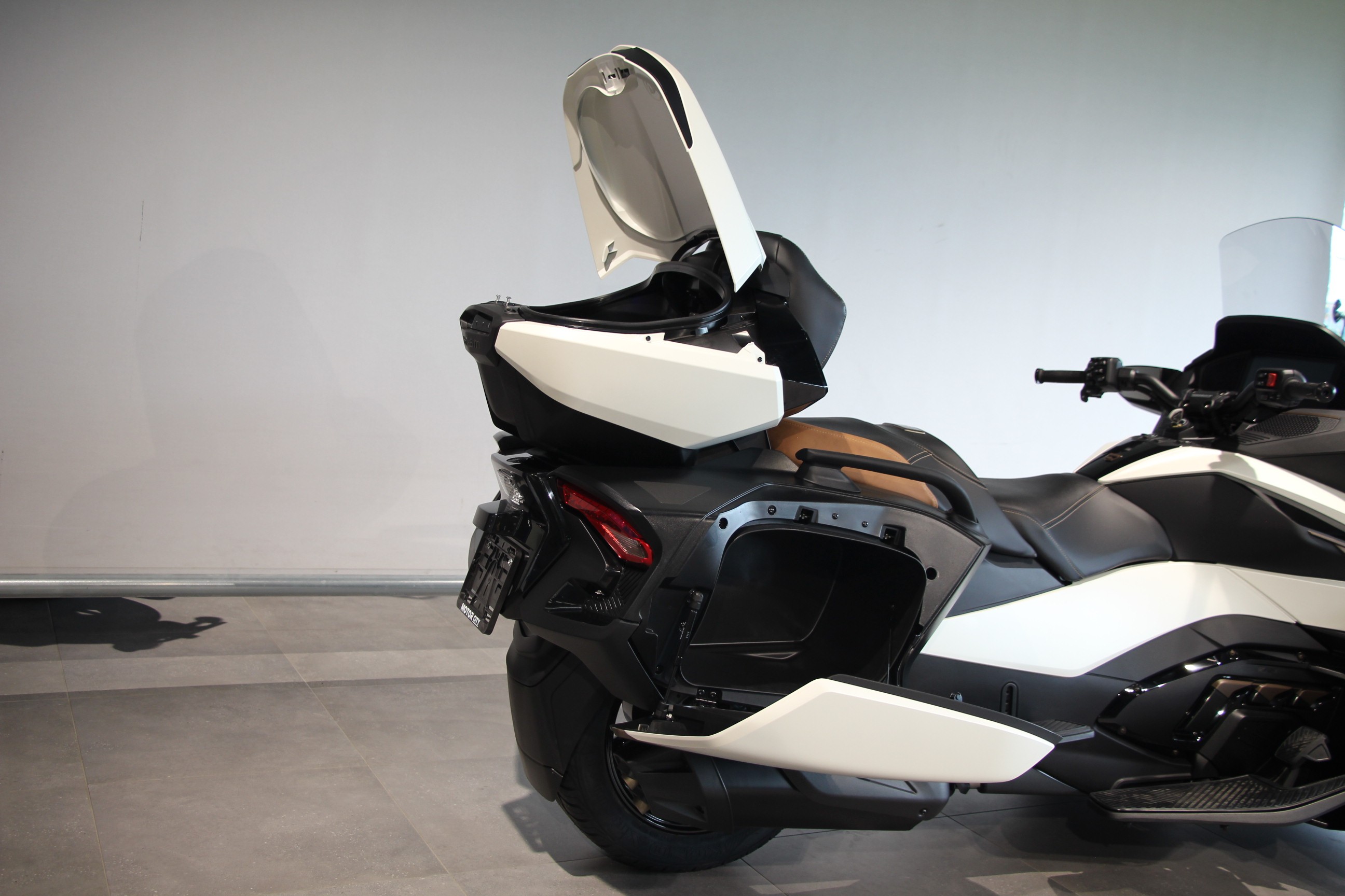 CAN-AM - SPYDER RT LIMITED SEA TO SKY