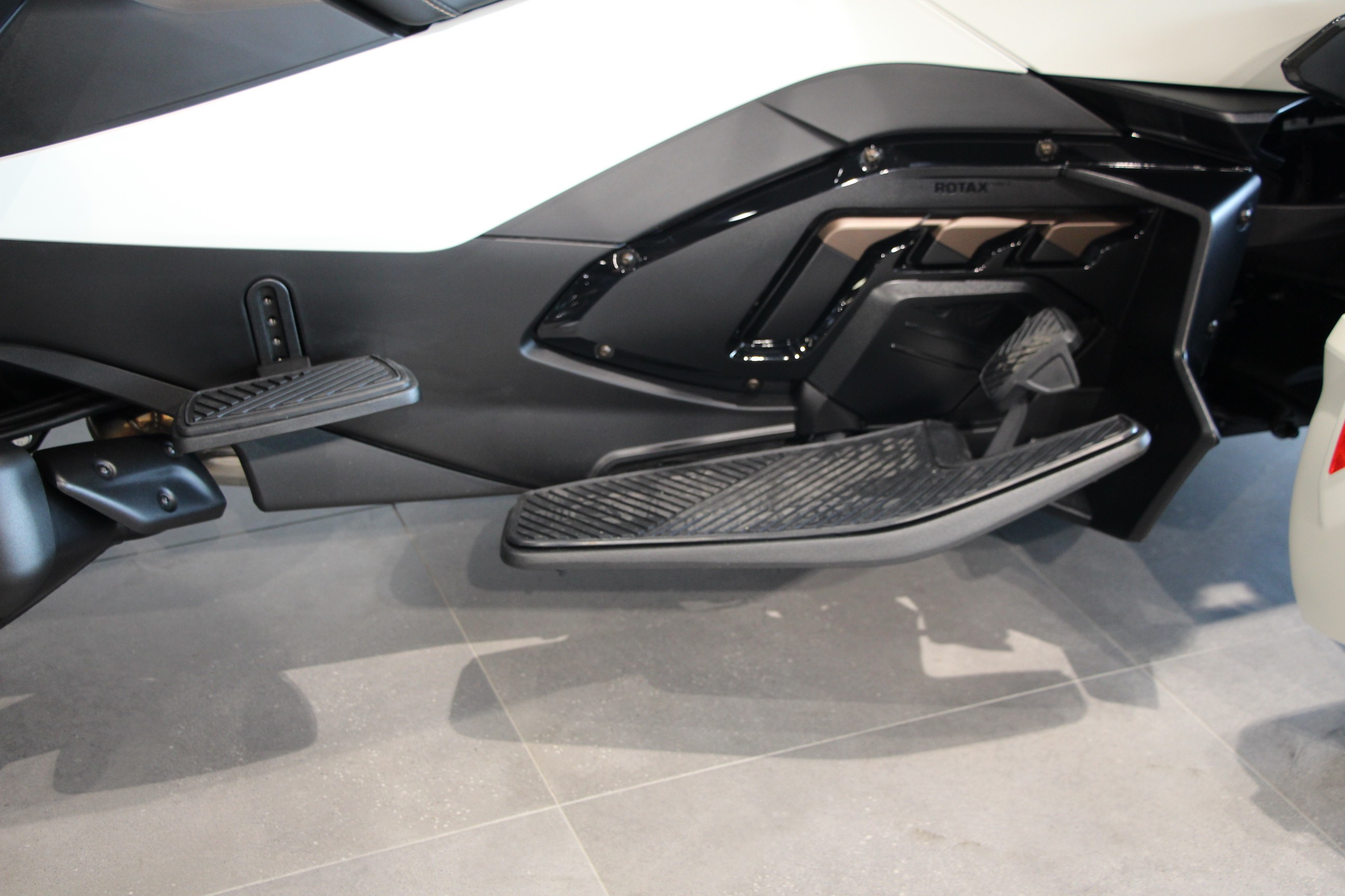 CAN-AM - SPYDER RT LIMITED SEA TO SKY