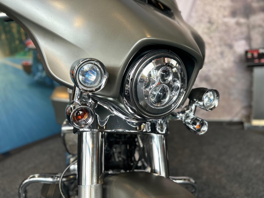 HARLEY-DAVIDSON - FLHX STREET GLIDE