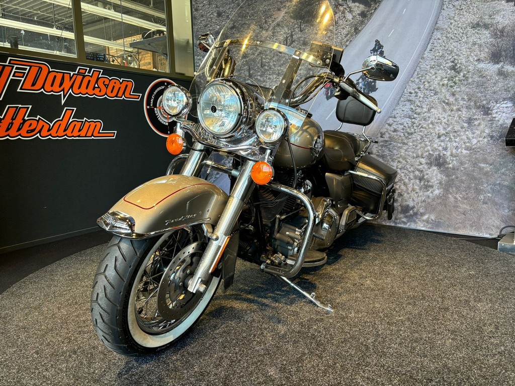 HARLEY-DAVIDSON - FLHRC Road King Classic