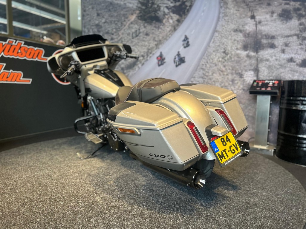 HARLEY-DAVIDSON - FLHXSE CVO STREET GLIDE