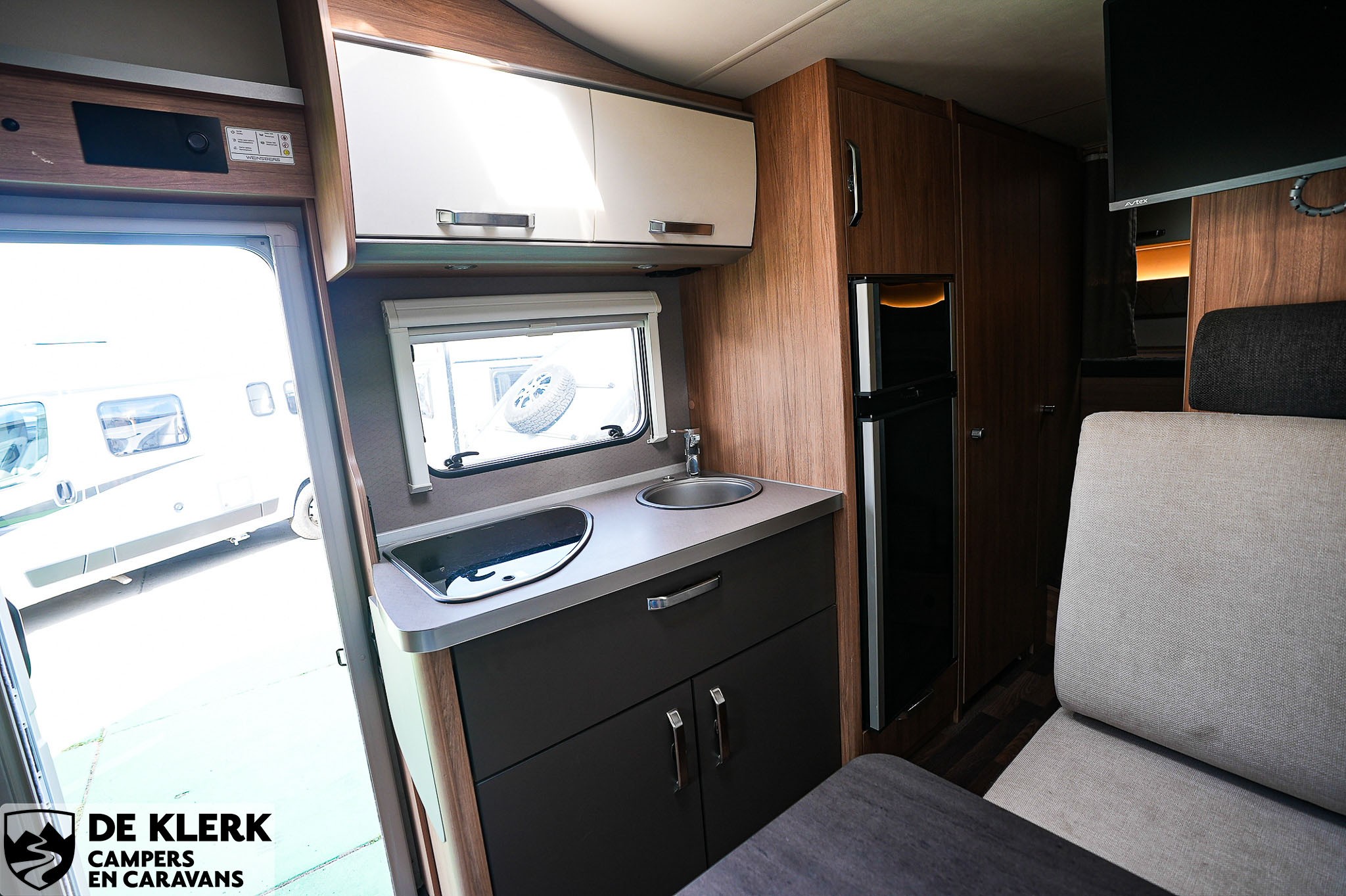 WEINSBERG CARAHOME 700 DG Showroomuitver