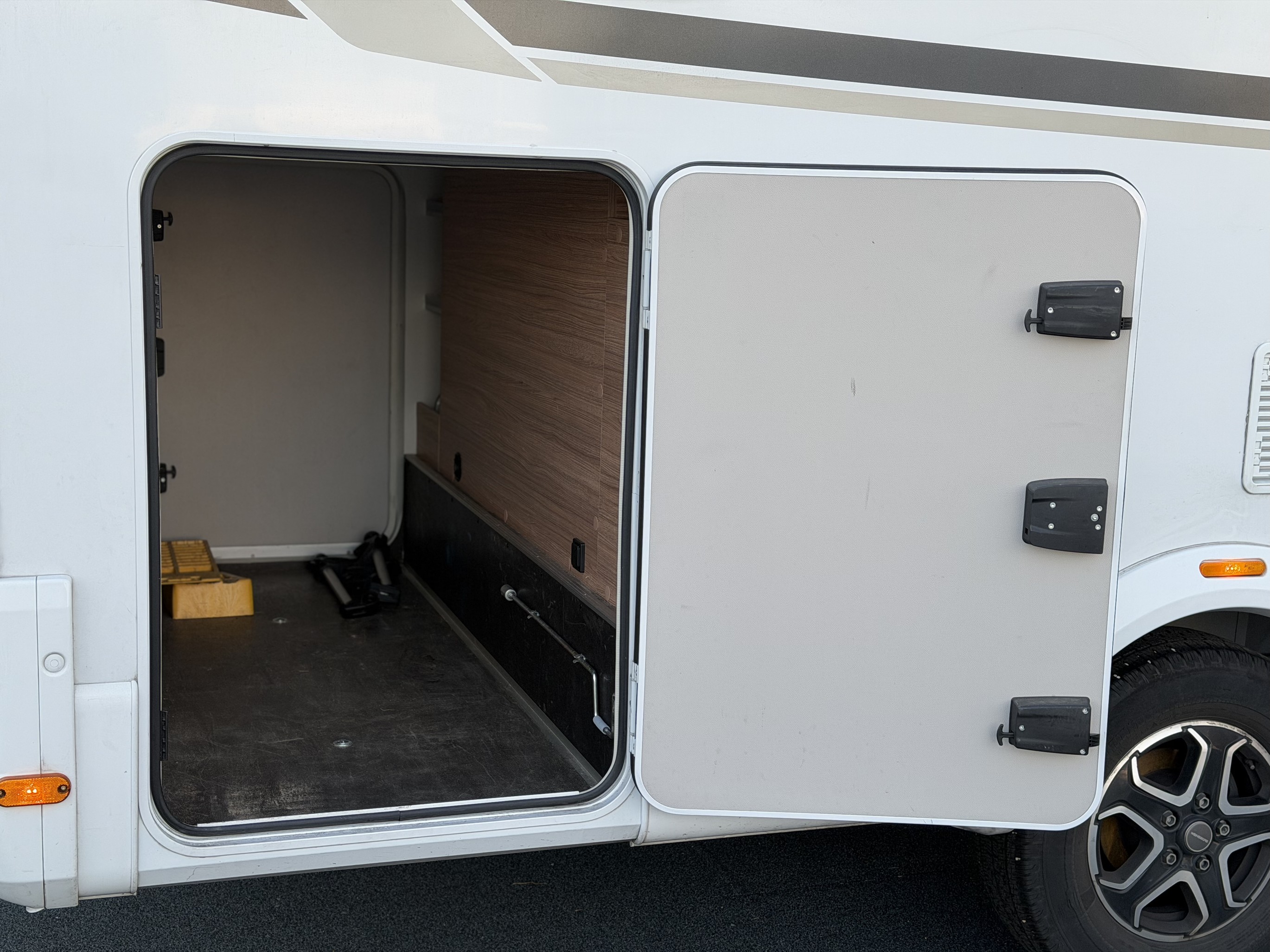 WEINSBERG CaraHome 650 DG / Gratis Stall