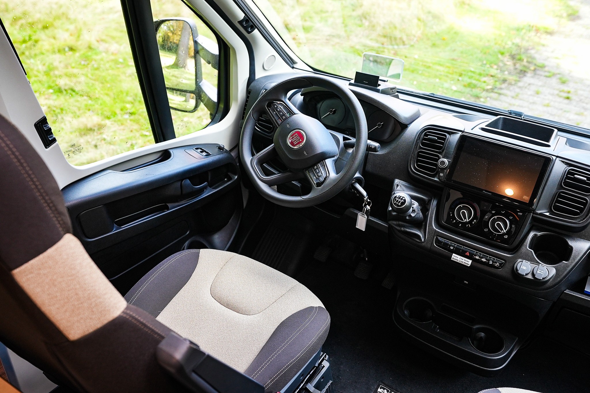 KNAUS LIVE WAVE 650 MF Showroomuitve