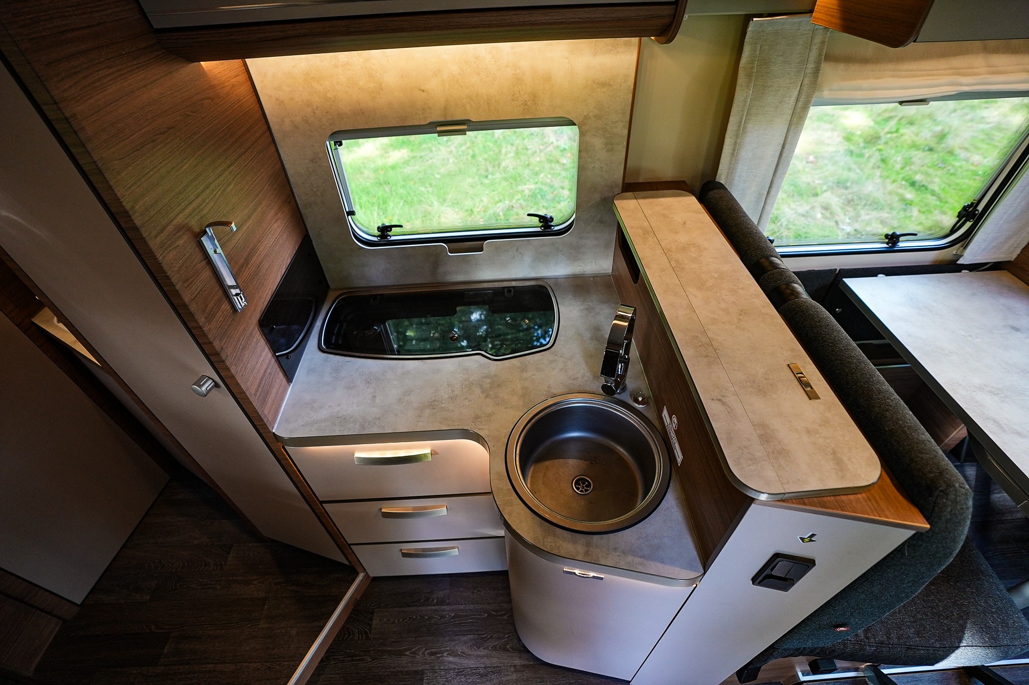 KNAUS LIVE WAVE 650 MF Showroomuitve