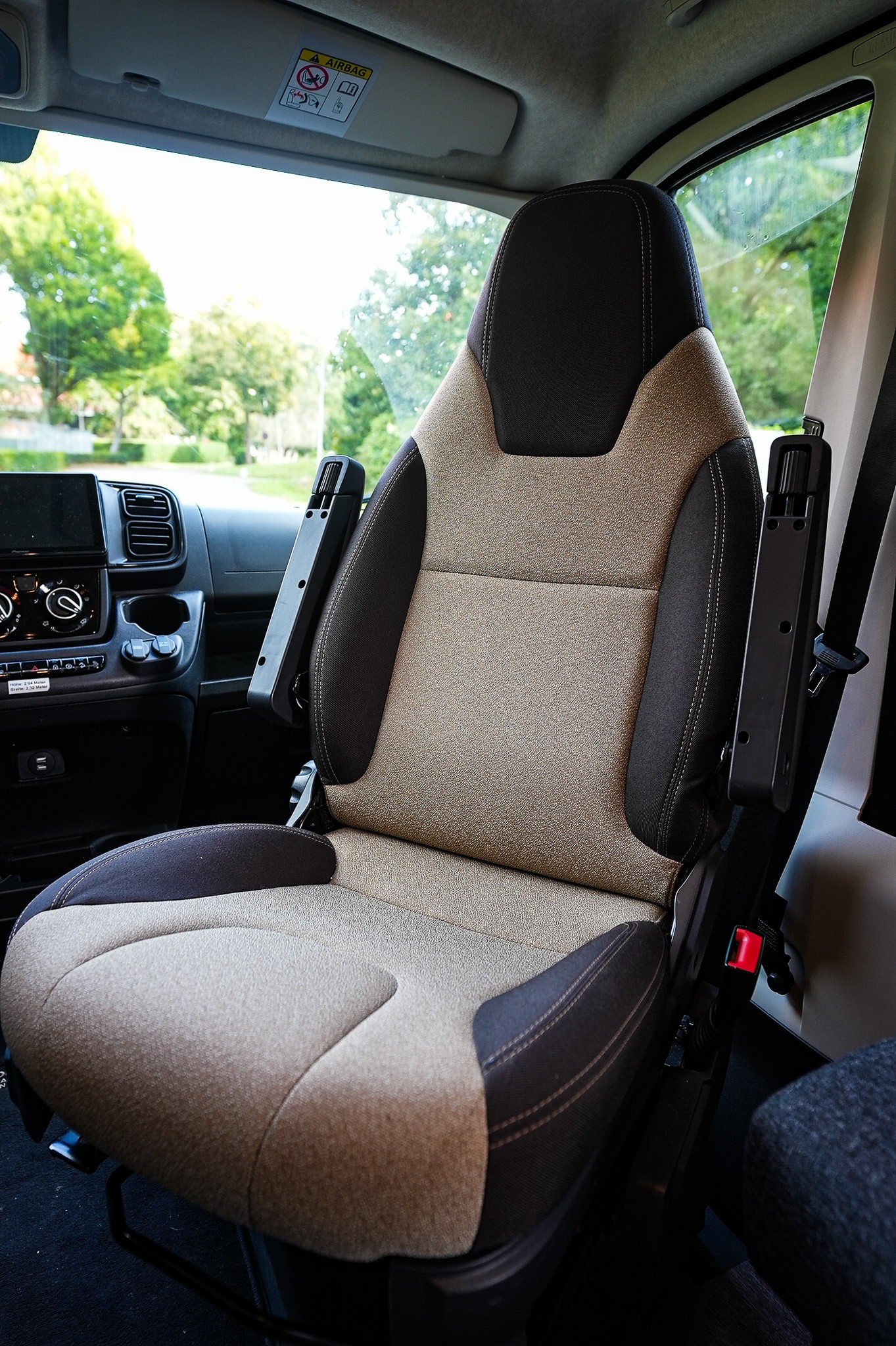 KNAUS LIVE WAVE 650 MF Showroomuitve